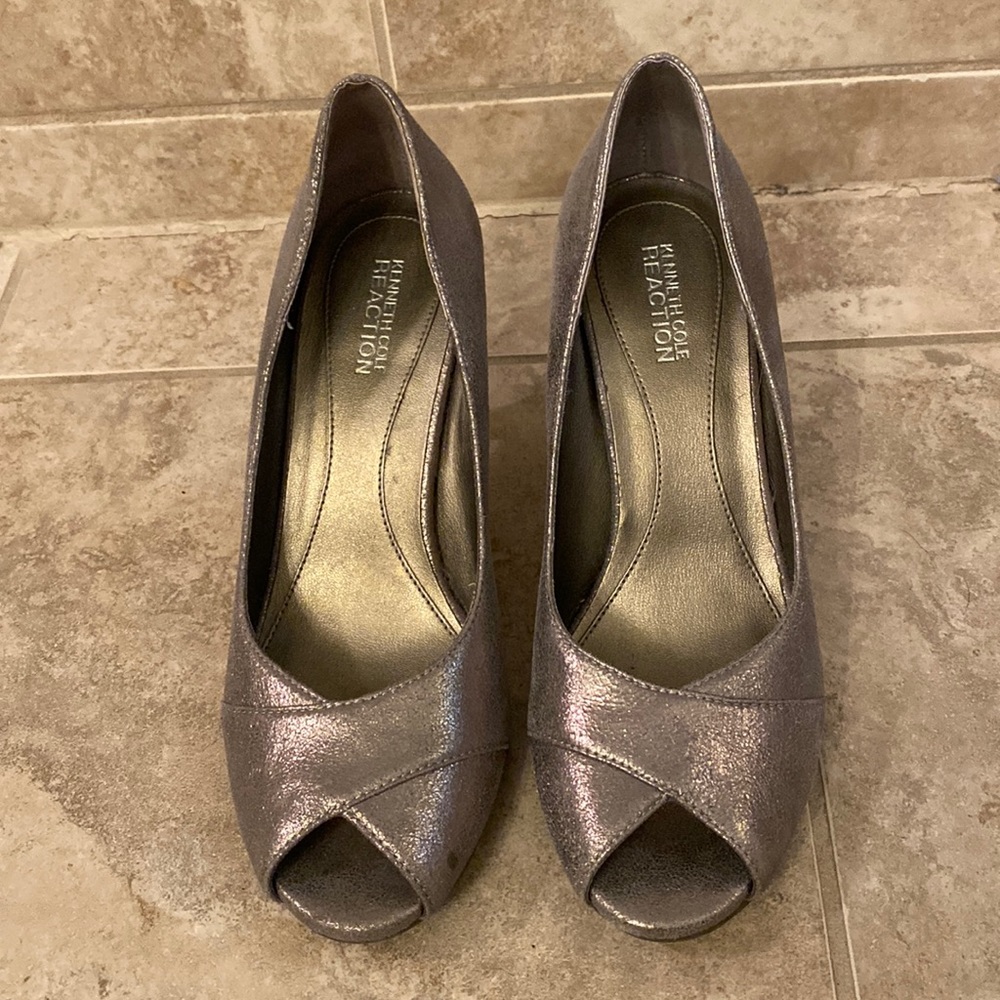 Kenneth Cole 7.5 silver distressed metallic peep toe pump. EUC